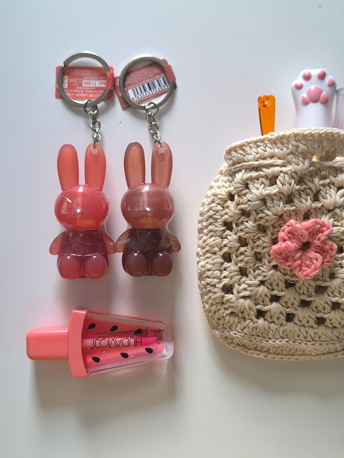 Bolsita saquito de crochet hecho a mano color beige con flor coral