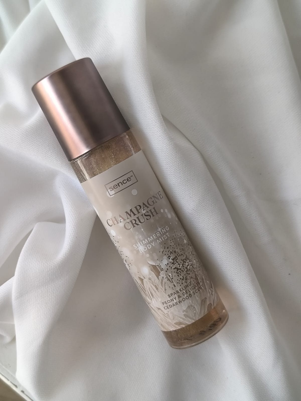 Body Mist Hidratante de sutil brillito dorado con Peonia