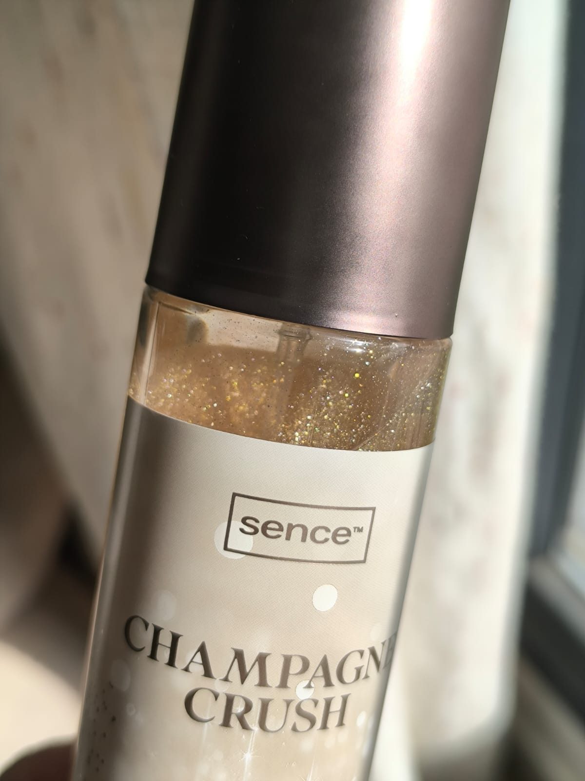 Body Mist Hidratante de sutil brillito dorado con Peonia miniatura 2