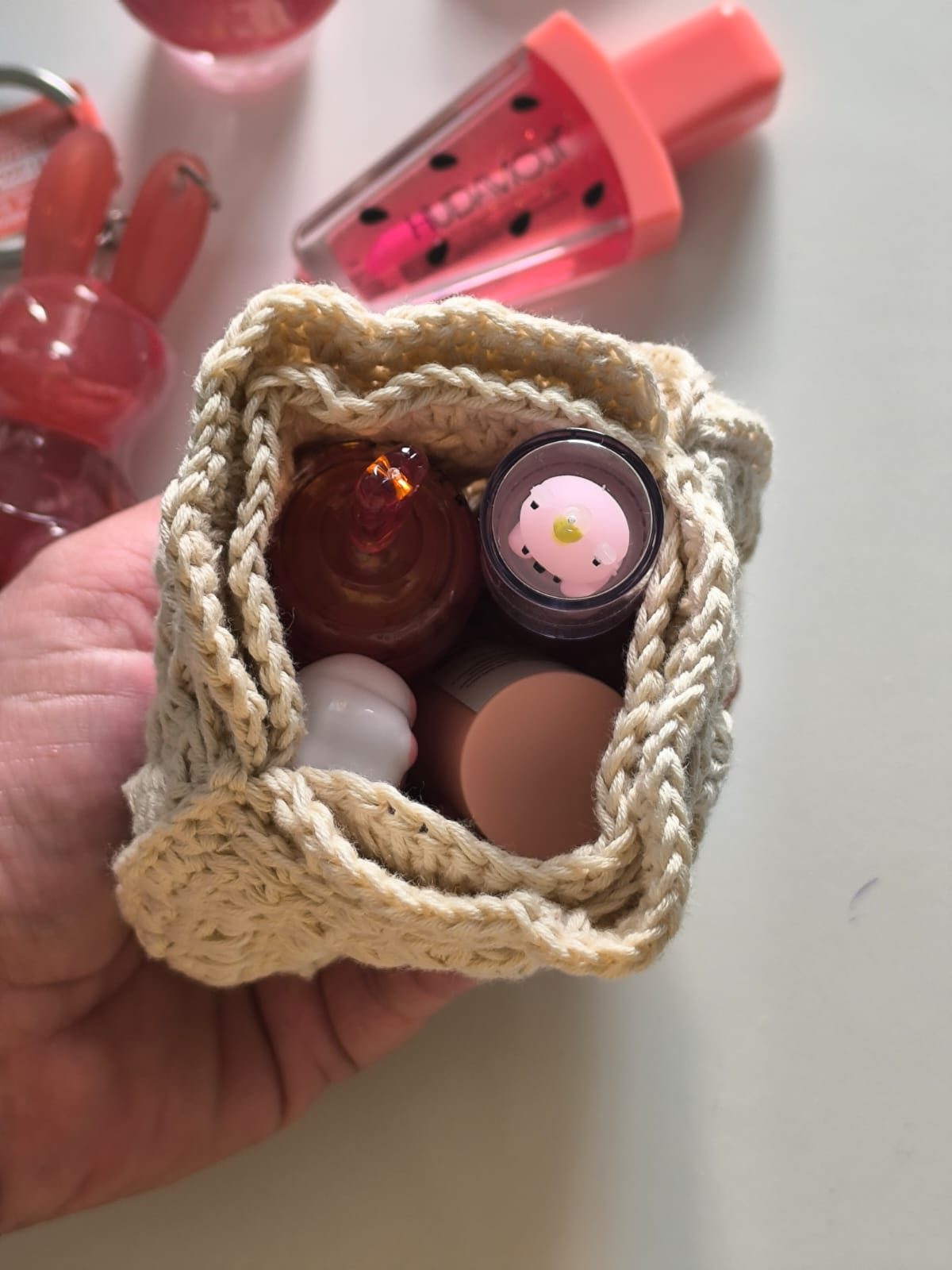 Bolsita saquito de crochet hecho a mano color beige con flor coral miniatura 2
