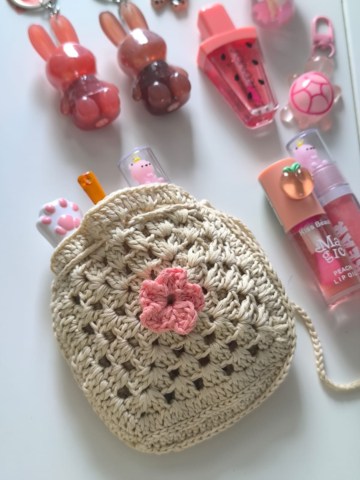 Bolsita saquito de crochet hecho a mano color beige con flor coral miniatura 3